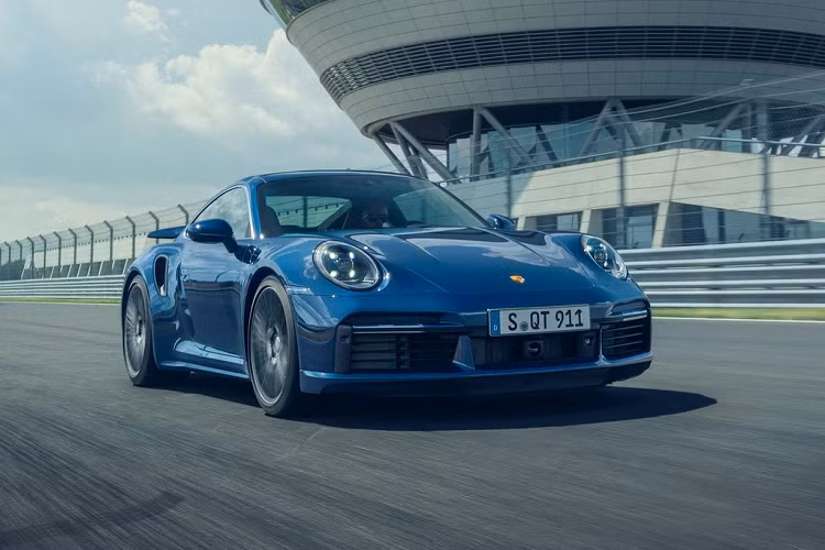 Tiếp nối biến thể Turbo S ra mắt hồi đầu năm, bản nâng cấp của Porsche 911 Turbo 2021 mới vừa chính thức được trình làng với khách hàng. Theo đó, phiên bản Turbo mới của thế hệ 911 tên mã 992 được nâng cấp sức mạnh và cải thiện các thông số vận hành so với đời xe trước.