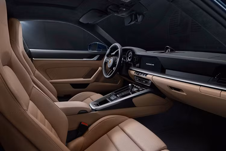 Cabin của model 911 Turbo S mang thiết kế đặc trưng của dòng Porsche 911 với 2 ghế ngồi, bảng tablo thiết kế tối giản, màn hình cảm ứng nằm ngang, cụm nút điều khiển chức năng bố trí dọc 2 bên cần số điện tử, vô-lăng 3 chấu thể thao và bảng đồng hồ điện tử.
