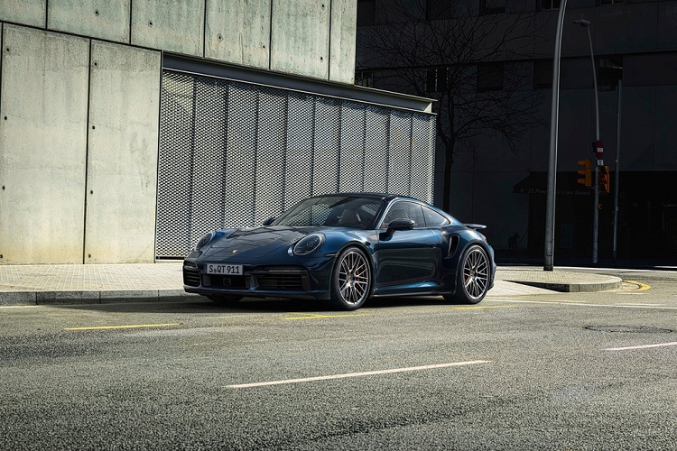 Ngoại hình của Porsche 911 Turbo và Turbo S đời 2021 không có quá nhiều khác biệt. Cả 2 cùng được trang bị tiêu chuẩn hệ thống đèn chiếu sáng LED thông minh PDLS Plus, cụm đèn hậu LED thanh mảnh, đuôi lướt gió đóng mở điện, mâm trước cỡ 20 inch và mâm sau cỡ 21 inch.