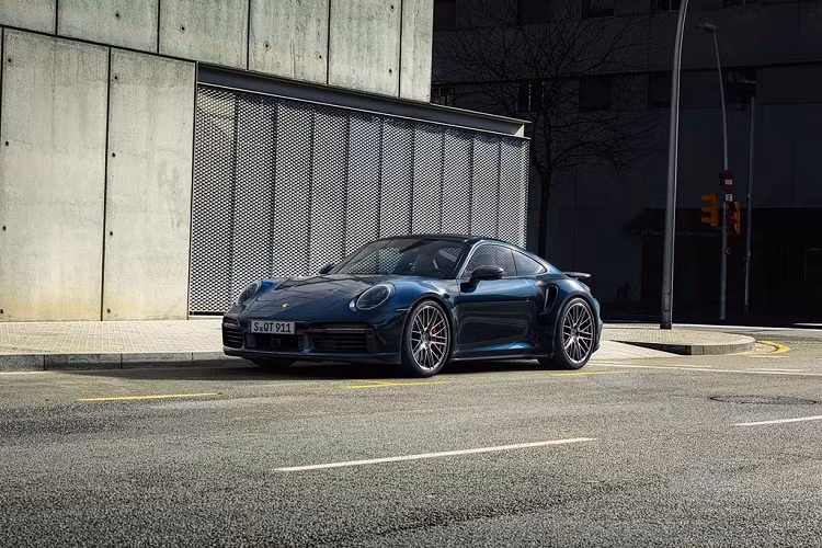 Ngoại hình của Porsche 911 Turbo và Turbo S đời 2021 không có quá nhiều khác biệt. Cả 2 cùng được trang bị tiêu chuẩn hệ thống đèn chiếu sáng LED thông minh PDLS Plus, cụm đèn hậu LED thanh mảnh, đuôi lướt gió đóng mở điện, mâm trước cỡ 20 inch và mâm sau cỡ 21 inch.