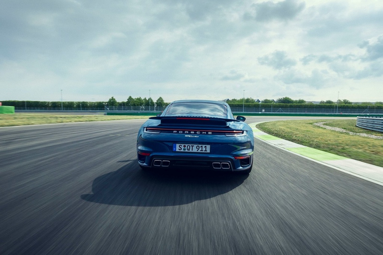 Nếu muốn cải thiện thêm khả năng vận hành cũng như sự hứng thú khi cầm lái 911 Turbo, khách hàng có thể tùy chọn nâng cấp thêm một loạt các trang bị đắt tiền. Danh sách gồm hệ thống treo thể thao PASM có thể hạ trọng tâm thêm 10 mm, Hệ thống kiểm soát khung gầm động PDCC, hệ thống phanh gốm hiệu năng cao PCCB hệ thống ống xả thể thao, gói trang bị Sport hoặc Lightweight có khối lượng nhẹ hơn.