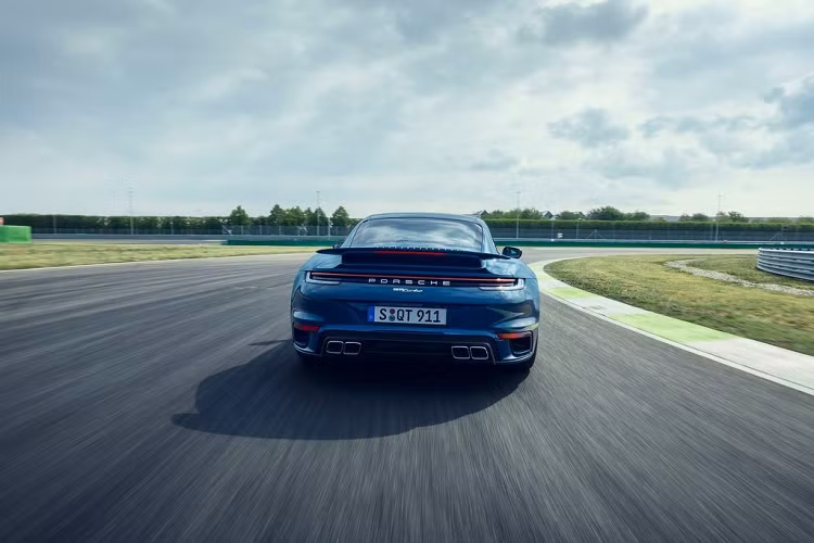 Nếu muốn cải thiện thêm khả năng vận hành cũng như sự hứng thú khi cầm lái 911 Turbo, khách hàng có thể tùy chọn nâng cấp thêm một loạt các trang bị đắt tiền. Danh sách gồm hệ thống treo thể thao PASM có thể hạ trọng tâm thêm 10 mm, Hệ thống kiểm soát khung gầm động PDCC, hệ thống phanh gốm hiệu năng cao PCCB hệ thống ống xả thể thao, gói trang bị Sport hoặc Lightweight có khối lượng nhẹ hơn.