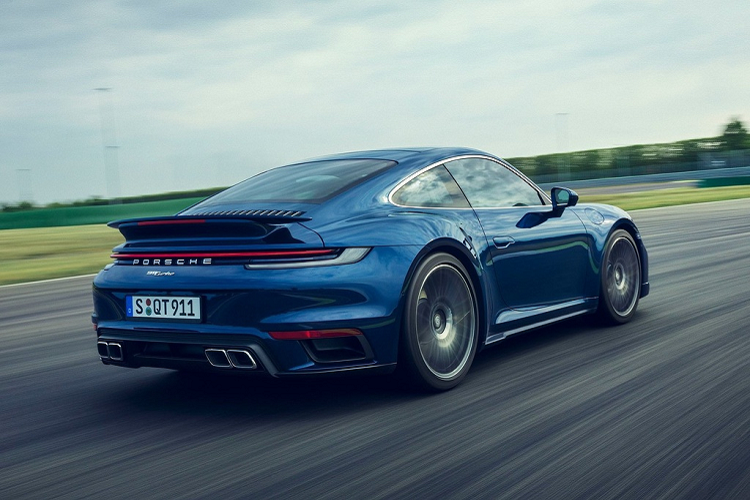 Trước hết, Porsche 911 Turbo thế hệ mới sở hữu động cơ cơ boxer 6 xy-lanh tăng áp, dung tích 3.8L. Cỗ máy này sản sinh công suất tối đa 572 mã lực cùng mô-men xoắn cực đại lên đến 750 Nm. Thông số được cải thiện 32 mã lực và 40 Nm so với model 911 Turbo cũ.