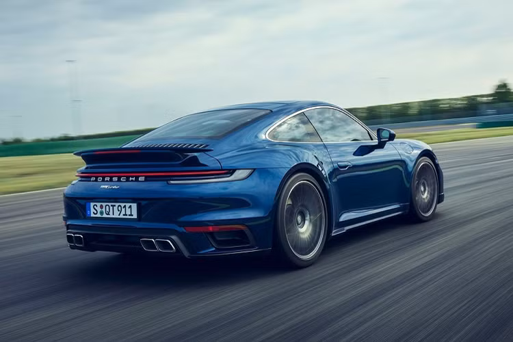 Trước hết, Porsche 911 Turbo thế hệ mới sở hữu động cơ cơ boxer 6 xy-lanh tăng áp, dung tích 3.8L. Cỗ máy này sản sinh công suất tối đa 572 mã lực cùng mô-men xoắn cực đại lên đến 750 Nm. Thông số được cải thiện 32 mã lực và 40 Nm so với model 911 Turbo cũ.