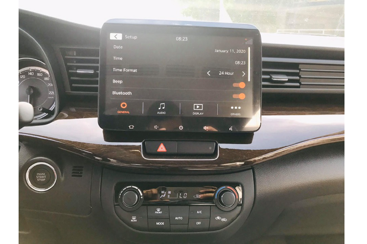 Suzuki Ertiga 2020 vẫn được nhập khẩu trực tiếp từ Indonesia, đây là mẫu MPV 7 chỗ cỡ nhỏ đối đầu trực tiếp với hai ‘’đồng hương’’ đang phân phối tại thị trường Việt gồm: Toyota Avanza facelift có giá bán (544 – 612 triệu đồng) và Mitsubishi Xpander (550 - 620 triệu đồng).