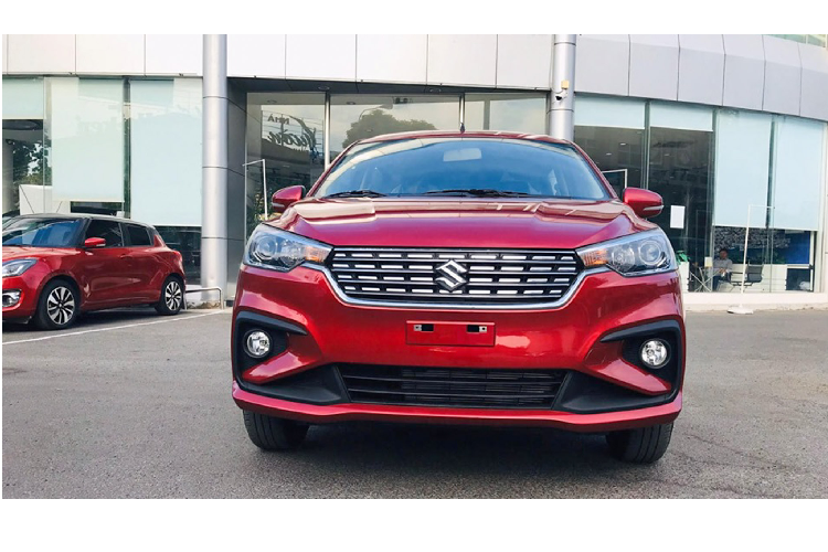 Nội thất mẫu xe 7 chỗ Suzuki Ertiga 2020 không có nhiều thay đổi về bố cục so với trước, phiên bản GLX được trang bị thêm màn hình cảm ứng 10 inch, trang bị điều hòa tự động, bệ tỳ tay ở hàng ghế thứ 2. Trong khi đó, Ertiga phiên bản GL 2020 (số sàn) trang bị màn hình cảm ứng 6.2 inch, tích hợp camera lùi, thêm bệ tỳ tay ở hàng ghế thứ 2.