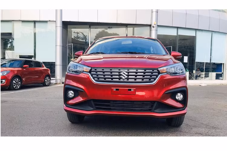 Nội thất mẫu xe 7 chỗ Suzuki Ertiga 2020 không có nhiều thay đổi về bố cục so với trước, phiên bản GLX được trang bị thêm màn hình cảm ứng 10 inch, trang bị điều hòa tự động, bệ tỳ tay ở hàng ghế thứ 2. Trong khi đó, Ertiga phiên bản GL 2020 (số sàn) trang bị màn hình cảm ứng 6.2 inch, tích hợp camera lùi, thêm bệ tỳ tay ở hàng ghế thứ 2.