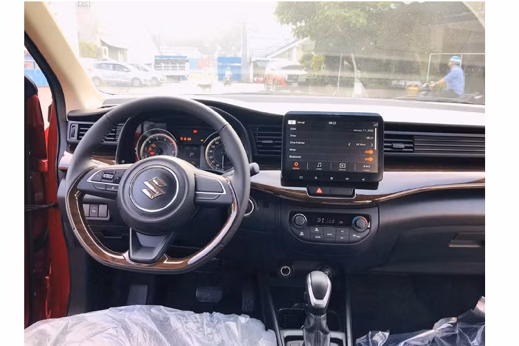 Giá xe Suzuki GLX 2020 (số tự động) bán ra chính hãng là 555 triệu đồng, tăng 6 triệu đồng so với bản cũ (549 triệu đồng). Trong khi phiên bản GL (số sàn) vẫn duy trì giá bán là 499 triệu đồng như trước đó.