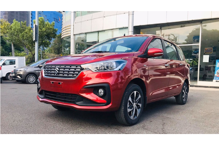 Thiết kế ngoại thất của Suzuki Ertiga 2020 mới không khác biệt quá nhiều so với phiên bản cũ. Xe chỉ mang điểm nhấn khác biệt giúp phân biệt so với phiên bản cũ nằm ở bộ mâm 15 inch thiết kế mới trên bản GLS. Trong khi cụm lưới tản nhiệt cỡ lớn mạ chrome sáng bóng và nối liền đèn pha halogen thấu kính projector, phía bên dưới là cụm đèn sương mù được bố trí nằm trong ốp nhựa giả hốc gió không có thay đổi.