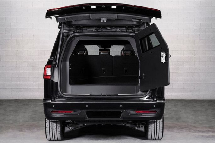 Bên trong khoang nội thất, Lincoln Navigator L 2020 bọc thép được tích hợp một số trang bị dùng cho trường hợp khẩn cấp như đèn và còi hú, bình xịt hơi cay, hệ thống báo động và chuyển hướng cuộc gọi trong trường hợp bị tấn công....