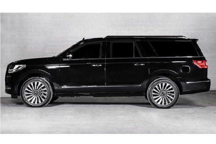  Giá xe Lincoln Navigator L 2020 bọc thép được nhà độ Canada niêm yết mức giá bán khởi điểm từ 150.000 USD (tương đương 3,6 tỷ đồng). Ngoài ra, khách hàng cũng có thể lựa chọn phiên bản cao cấp hơn với giá 250.000 USD (khoảng 6 tỷ đồng).