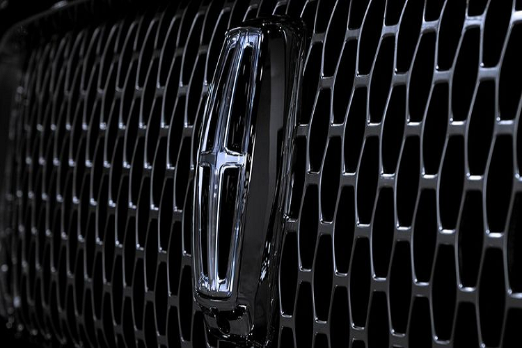 Ngoài các chức năng bảo vệ, Navigator L 2020 bọc thép cũng được nhà độ chú ý tới vấn đề sang trọng và thoải mái cho chủ nhân với hàng loạt tiện nghi như ghế massage/sưởi/làm mát, hệ thống thông tin giải trí hiện đại với âm thanh 20 loa Revel Ultima, hệ thống thông gió riêng...