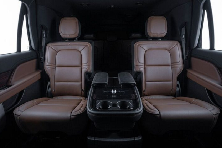 Bên cạnh đó, Lincoln Navigator L 2020 phiên bản bọc thép còn có thể chịu được những vụ tấn công bằng lựu đạn hay bom.