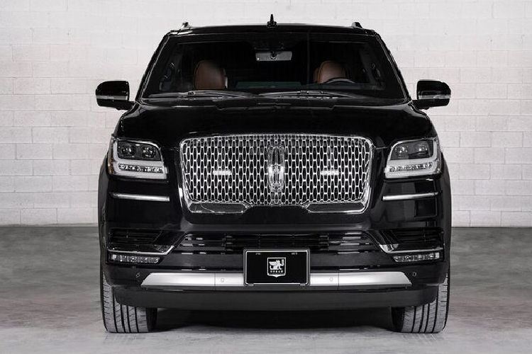 Theo nhà độ Inkas, mẫu Lincoln Navigator L 2020 được phát triển trên nền tảng chiếc Navigator L phiên bản trục cơ sở kéo dài, nhờ vậy, hành khách bên trong xe sẽ có một không gian thoải mái và không hề bị tù túng.