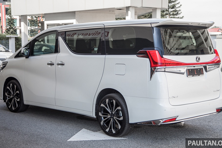 Nhìn bên ngoài, chiếc Lexus LM hàng nhái này gần như không có sự khác biệt so với hàng thật. Để cho ra phiên bản hoàn hảo này, garage đã sử dụng toàn bộ linh kiện chính hãng của Lexus. Chi phí để Toyota Alphard độ Lexus LM vào khoảng hơn 13.000 USD (khoảng hơn 300 triệu đồng), bao gồm cả linh kiện và chi phí lắp đặt.