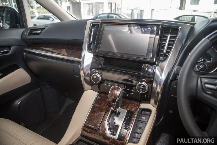 Ở phiên bản cao cấp, Lexus LM thế hệ mới có khoang hành khách kiểu thương gia với 2 ghế ngồi tách biệt, đi kèm bệ tỳ tay cỡ lớn. Cả hai ghế ngồi đều có thể ngả ra sau đi kèm tựa chân, tích hợp chức năng massage.