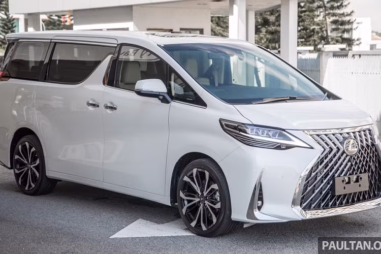 Lexus LM ra mắt toàn cầu tại triển lãm Thượng Hải 2019. Được xây dựng trên nền tảng Toyota Alphard, Lexus LM sang trọng và tiện nghi hơn với hàng loạt trang bị cao cấp hơn. Ngay tên gọi LM cũng là từ viết tắt của cụm từ ''Luxury Minivan''.