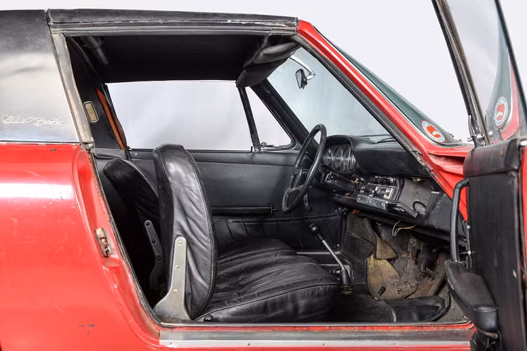 Vì bị bỏ không trong gần 40 năm trời, chiếc xe đã xuống cấp nặng nề cả bên trong lẫn bên ngoài, nhưng ít nhất là nó vẫn còn toàn vẹn nguyên chiếc, qua đó cho phép Porsche Classic Factory Restoration thực hiện phục chế trở lại tình trạng như vừa sản xuất. Tất cả các trang bị bổ sung tùy chọn ban đầu của xe vẫn được giữ nguyên, bao gồm hệ thống sưởi phụ, kính chắn gió màu, radio, ghế da, đèn sương mù halogen, và nhiệt kế ngoại thất.