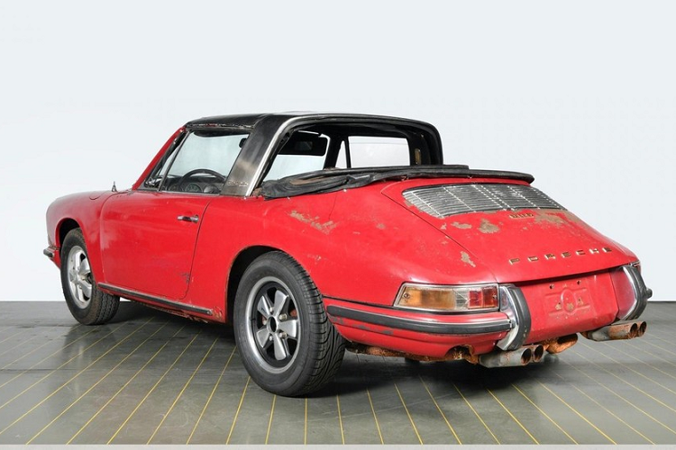Chiếc Porsche 911 S Targa đời 1967 này là một trong số 925 chiếc được sản xuất từ năm 1966 đến năm 1968 với sự kết hợp của động cơ S sản sinh 160 mã lực, khung gầm trục cơ sở ngắn, và cửa sổ mềm dần được thay thế bằng cửa kính vào năm 1967. Hơn nữa, chiếc xe này đã được giao đến đại lý Hülpert của Porsche ở Dortmund vào ngày 24 tháng 1 năm 1967, biến nó trở thành chiếc xe Targa đầu tiên được giao hàng tại Đức.
