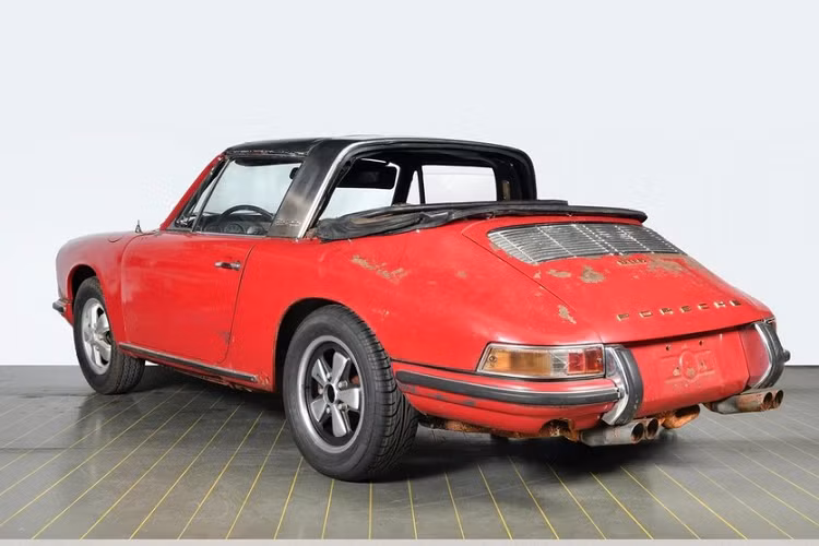 Chiếc Porsche 911 S Targa đời 1967 này là một trong số 925 chiếc được sản xuất từ năm 1966 đến năm 1968 với sự kết hợp của động cơ S sản sinh 160 mã lực, khung gầm trục cơ sở ngắn, và cửa sổ mềm dần được thay thế bằng cửa kính vào năm 1967. Hơn nữa, chiếc xe này đã được giao đến đại lý Hülpert của Porsche ở Dortmund vào ngày 24 tháng 1 năm 1967, biến nó trở thành chiếc xe Targa đầu tiên được giao hàng tại Đức.