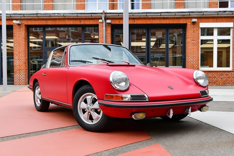 Chủ xe cũng có một yêu cầu đặc biệt nữa đối với lớp sơn được sử dụng cho các bộ phận khung xe, tấm ốp khoang động cơ, và hệ thống làm sạch không khí: sử dụng sơn hai thành phần màu đen giống như lúc nó vừa lăn bánh khỏi nhà máy, thay vì dựa vào kỹ thuật phủ bột màu hiện đại. Thân vỏ xe đã cần hơn 1.000 giờ để phục hồi một cách tỉ mỉ, và chiếc xe được sơn màu đỏ Polo giống màu khi xuất xưởng. Để bảo vệ thêm, chủ xe yêu cầu một lớp màng bảo vệ phủ bên ngoài với hiệu ứng mờ tinh tế.