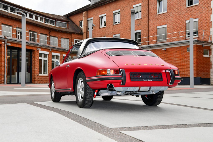 Tuy nhiên, việc truy tìm các phụ tùng nhỏ như kẹp dây cáp, vòng cao su, và nắp bít cho động cơ S dung tích 2.0 lít tỏ ra khó khăn. Các bộ phận sao chép từ các nhà cung cấp bên thứ ba không phải là một lựa chọn, và ngay cả khi đội ngũ phục chế có thể tiếp cận hơn 60.000 phụ tùng thay thế chính hãng, họ vẫn mất nhiều công sức để tìm kiếm từng bộ phận bị thiếu.