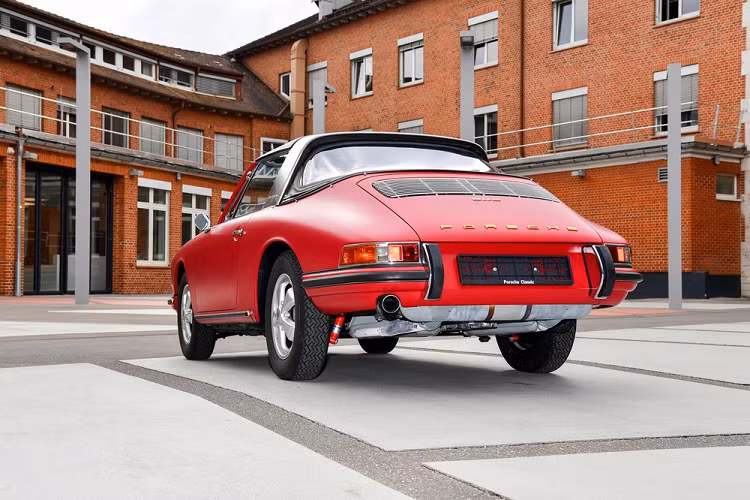 Tuy nhiên, việc truy tìm các phụ tùng nhỏ như kẹp dây cáp, vòng cao su, và nắp bít cho động cơ S dung tích 2.0 lít tỏ ra khó khăn. Các bộ phận sao chép từ các nhà cung cấp bên thứ ba không phải là một lựa chọn, và ngay cả khi đội ngũ phục chế có thể tiếp cận hơn 60.000 phụ tùng thay thế chính hãng, họ vẫn mất nhiều công sức để tìm kiếm từng bộ phận bị thiếu.