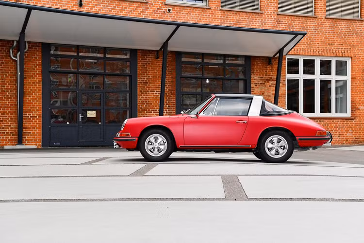 Nhưng một thách thức lớn hơn cả là tìm chất liệu tương đồng với chất liệu làm nóc Targa ban đầu. “Chất liệu làm nóc xe ngày nay có kiểu vân khác và chắc chắn hơn loại nguyên bản”, ông Uwe Makrutzki giải thích. “Nhưng khách hàng của chúng tôi không thích nó. Vì lý do này, chúng tôi đã đặc biệt sản xuất một tấm nóc giống hệt về mặt hình thức cho dự án này. Mặc dù đã có hàng chục năm kinh nghiệm, các chuyên gia của chúng tôi vẫn phải làm việc cẩn thận từng bước để đạt được kết quả phù hợp”.