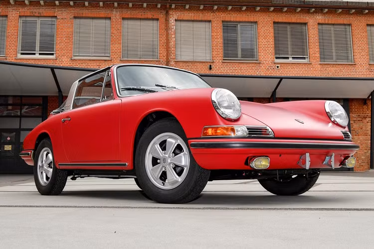 Tổng cộng, Porsche Classic Factory Restoration phải mất hơn 3 năm để phục chế Porsche 911 S Targa 1967 về tình trạng như mới xuất xưởng, và hơn 50 năm sau khi sản xuất, chiếc 911 S Targa đầu tiên được giao tại Đức hiện đã trở lại trên đường phố.