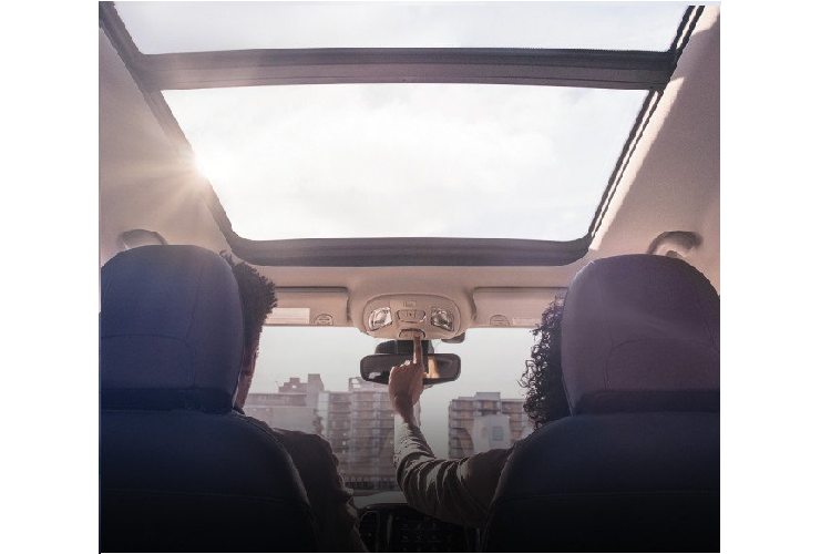 Jeep Compass 2020 giá rẻ cũng có các trang bị an toàn toàn đầy đủ. Xe không chỉ trang bị bộ kiểm soát độ bám đường cùng hệ thống quản lý cân bằng mà còn đi kèm với hệ thống chống lật điện tử (ERM). Tính năng này sẽ giúp xe “dính chặt” vào đường ngay cả trong khi cua gấp. Chưa dừng lại ở đó, mẫu crossover còn trang bị tiêu chuẩn với camera lùi có cảm biến và hệ thống phát hiện còn người, trẻ em ngồi trong xe.