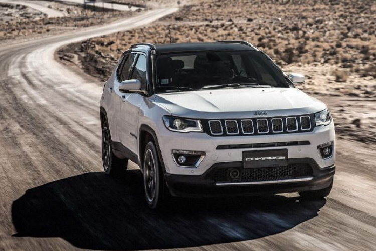 Chiếc xe hơi mới Jeep Compass 2020 đi kèm với hộp số ly hợp kép 7 cấp. Cần lưu ý rằng đây không phải là mẫu xe Jeep chuyên off-road do không có sẵn dẫn động 4 bánh. Với chiều dài 4.420 mm, xe nằm giữa Renegade và Cherokee về mặt kích thước.