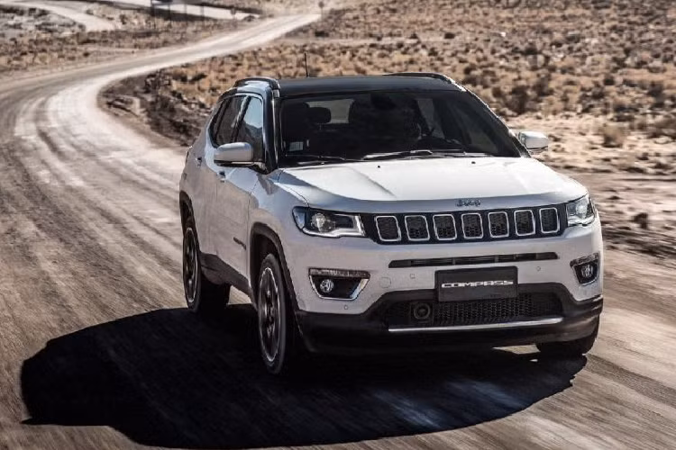 Chiếc xe hơi mới Jeep Compass 2020 đi kèm với hộp số ly hợp kép 7 cấp. Cần lưu ý rằng đây không phải là mẫu xe Jeep chuyên off-road do không có sẵn dẫn động 4 bánh. Với chiều dài 4.420 mm, xe nằm giữa Renegade và Cherokee về mặt kích thước.