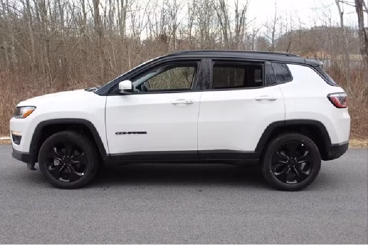 Giá rẻ hơn đồng nghĩa rằng Compass “nằm trong tầm tay” của nhiều người hơn và là lựa chọn thay thế mới đầy hấp dẫn so với các đối thủ xe Nhật và Hàn.