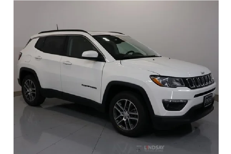 Jeep Compass thế hệ mới có thiết kế lưới tản nhiệt 7 phần đặc trưng của Jeep. Phiên bản tại Philippines đi kèm với lazăng hợp kim 17 inch, đèn pha halogen, giá để đồ trên mui xe và đèn hậu LED.