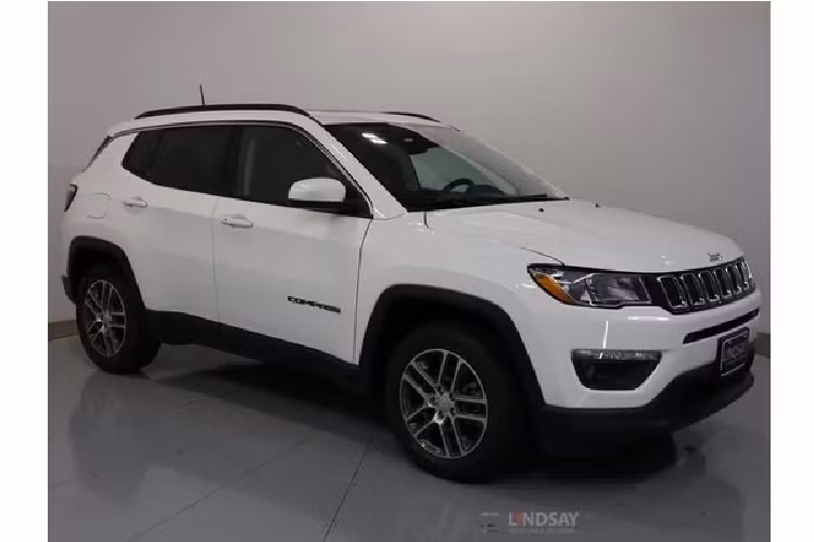 Jeep Compass thế hệ mới có thiết kế lưới tản nhiệt 7 phần đặc trưng của Jeep. Phiên bản tại Philippines đi kèm với lazăng hợp kim 17 inch, đèn pha halogen, giá để đồ trên mui xe và đèn hậu LED.