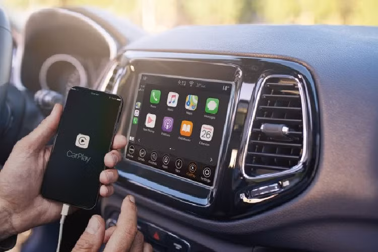 Bên trong,Jeep Compass 2020 đủ chỗ cho 5 người cùng với khoang hành lý rộng. Bảng điều khiển mang ngôn ngữ thiết kế của Cherokee. Các tạo hình trang trí dạng lục giác xuất hiện trong cabin để tạo thêm vẻ tinh tế, hiện đại. Về hệ thống truyền động, xe sử dụng động cơ tăng áp 1,4 lít 4 xi-lanh. Thường được biết đến với tên gọi MultiAir, động cơ này tạo ra công suất 160 mã lực và mô-men xoắn 250 Nm, tương đương với các đối thủ cạnh tranh như Subaru XV và Honda HR-V.