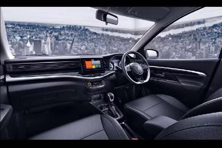 Được định vị là một mẫu xe cao cấp và xếp trên Ertiga, do đó XL7 sẽ được Suzuki trang bị không gian nội thất tiện nghi và chỉn chu hơn đáng kể, tương tự XL6. Các trang bị như màn hình giải trí cảm ứng, hệ thống điều hoà tự động 2 vùng độc lập, ghế da, các hệ thống hỗ trợ lái xe như Cruise Control, hệ thống kết nối điện thoại qua Android Auto và Apple CarPlay, hệ thống thông tin giải trí SmartPlay Studio mới và màn hình trung tâm 7 inch ... có thể là những option góp mặt trên XL7.