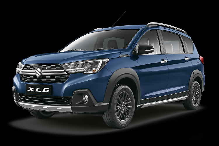 Là một phiên bản 7 chỗ của XL6, Suzuki XL7 hoàn toàn mới hứa hẹn mang tới cái nhìn cao cấp hơn so với Ertiga 2019. Ở phần đầu xe, giống như XL6, XL7 sẽ sở hữu thiết kế với những đường nét mạch lạc, vuông vắn kết hợp điểm nhấn là dải đèn LED định vị ban ngày được nối dài xuyên suốt mặt ca-lăng bằng một thanh chrome sáng bóng.