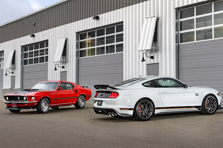 So với các phiên bản thông thường và phiên bản hiệu năng cao Shelby, Mustang phiên bản Mach 1 dễ dàng phân biệt với nắp ca-pô và nắp cốp phía sau được trang trí với logo “Mach 1”. Các sọc trang trí bên hông và mui xe màu đen với nhiều điểm nhấn phản quang với 3 màu: Đỏ, Trắng và Cam. Lưới tản nhiệt mới, trang bị bộ khuếch tán của Shelby GT500 với 4 ống xả. “Dàn chân” đi kèm với bộ mâm 5 chấu kích thước 19 inch. Mustang Mach 1 được cung cấp nhiều lựa chọn màu sơn ngoại thất bao gồm: Xám (Fighter Jet Gray), Bạc, Đen bóng, Trắng, Xanh, Cam, Đỏ và Vàng.