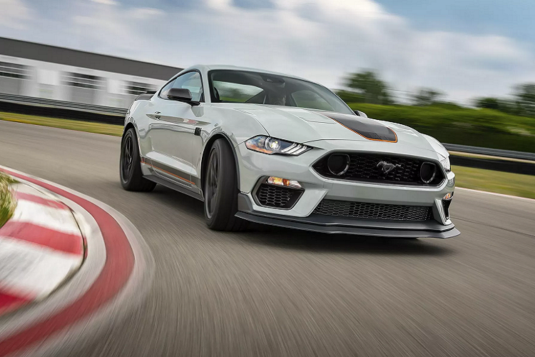 Bên trong nội thất bảng điều khiển trung tâm được trang trí với các điểm nhấn bằng nhôm, cụm đồng hồ hỗ trợ lái kích thước 12,3 inch. Theo dự kiến, Ford Mustang Mach 1 sẽ bắt đầu “lên kệ” tại các đại lý của Ford ở thị trường Bắc Mỹ vào mùa xuân tới. Đây là một lựa chọn dành cho người yêu Mustang nhưng không có đủ điều kiện để sở hữu Mustang Shelby. Với động cơ dung tích lên đến 5.0L, Mustang Mach 1 sẽ “gánh” rất nhiều thuế, điều này khiến giá bán sau thuế của xe sẽ đội lên khá cao nếu được đưa về Việt Nam.