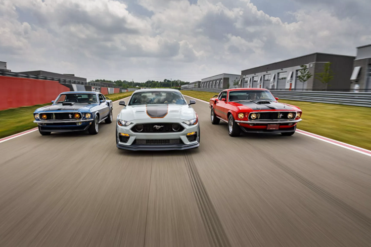 Được định vị cao hơn phiên bản Mustang GT thông thường, Mustang Mach 1 cũng sử dụng động cơ V8 dung tích 5.0L hút khí tự nhiên, chia sẻ với phiên bản GT, nhưng sản sinh công suất tối đa 480 mã lực tại 7.000 vòng/phút và mô-men xoắn cực đại 569 Nm có được tại vòng tua 4.600 vòng/phút.