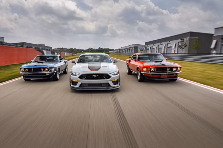 Được định vị cao hơn phiên bản Mustang GT thông thường, Mustang Mach 1 cũng sử dụng động cơ V8 dung tích 5.0L hút khí tự nhiên, chia sẻ với phiên bản GT, nhưng sản sinh công suất tối đa 480 mã lực tại 7.000 vòng/phút và mô-men xoắn cực đại 569 Nm có được tại vòng tua 4.600 vòng/phút.