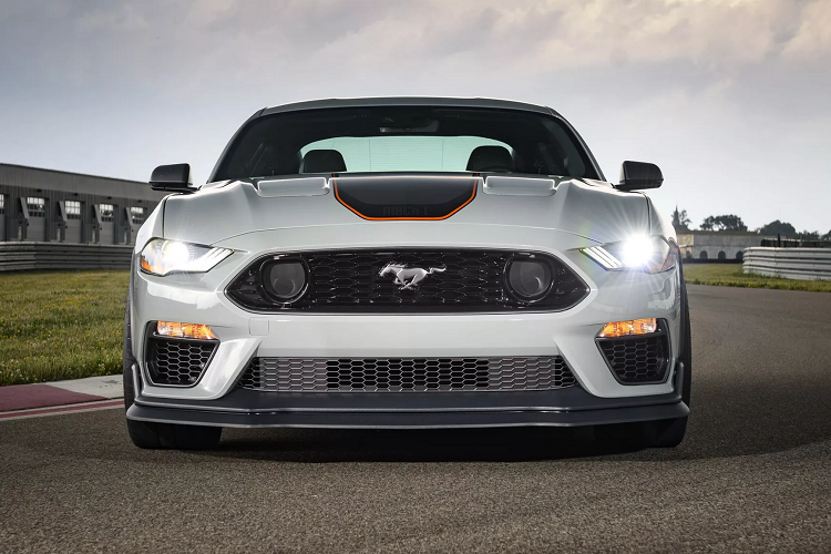 Nếu các phiên bản hiệu năng Shelby có giá bán khá “chát”, khởi điểm từ hơn 60.000 USD cho phiên bản Shelby GT350 thì Ford Mustang Mach 1 2021 mới là một lựa chọn hợp lý hơn.