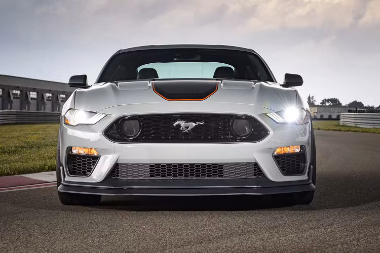 Nếu các phiên bản hiệu năng Shelby có giá bán khá “chát”, khởi điểm từ hơn 60.000 USD cho phiên bản Shelby GT350 thì Ford Mustang Mach 1 2021 mới là một lựa chọn hợp lý hơn.