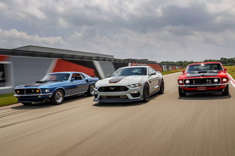 Sức mạnh 480 mã lực (tại máy) được truyền xuống cầu sau (RWD) thông qua hộp số sàn 6 cấp của Tremec 3160 là trang bị Tiêu chuẩn. Ford đã trang bị hệ thống điều chỉnh vòng tua và hộp số được kết hợp với hệ thống làm mát dầu của Shelby GT350 và bộ ly hợp đĩa đôi. Đối với những khách hàng mong muốn lái xe một cách nhàn nhạ hơn, thì Mustang Mach 1 cũng được Ford cung cấp hộp số tự động SelectShift 10 cấp với bộ biến mô được nâng cấp.