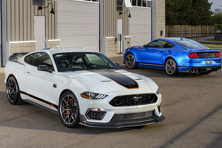 Là dòng xe bán chạy hàng đầu trên thế giới, Ford Mustang thể thao cung cấp rất nhiều phiên bản cho khách hàng lựa chọn, từ động cơ 2.3L Ecoboost tiêu chuẩn cho đến phiên bản lắp máy V8 5.2L siêu nạp (Supercharged) mang công suất 760 mã lực trên Shelby GT500.