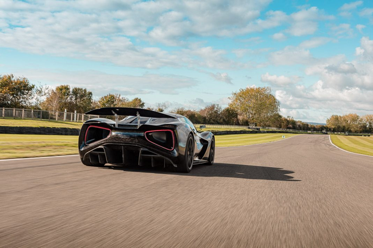 “Chiếc Evija thật tuyệt vời với tốc độ và sức mạnh, tôi chưa từng ngồi vào một chiếc xe nào như thế này trước đây, nó rất đặc biệt”, Lord William Rupert Charles Gordon-Lennox, con trai ông chủ sự kiện chia sẻ sau lần đầu có những trải nghiệm với Evija. “Chiếc xe khởi nguyên của hypercar chạy điện này mang đến những chiếc xe tối thượng cho một thế hệ người chơi xe mới, trẻ hơn. Sự tiến triển của xe hơi điện trong vòng mười năm qua thật tuyệt vời. Đã có một sự tiến triển lớn của những cỗ máy này sẽ tiếp tục cho chúng ta có được cảm giác sảng khoái khi cầm lái những chiếc xe hiệu năng cao”.