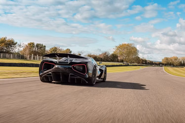 “Chiếc Evija thật tuyệt vời với tốc độ và sức mạnh, tôi chưa từng ngồi vào một chiếc xe nào như thế này trước đây, nó rất đặc biệt”, Lord William Rupert Charles Gordon-Lennox, con trai ông chủ sự kiện chia sẻ sau lần đầu có những trải nghiệm với Evija. “Chiếc xe khởi nguyên của hypercar chạy điện này mang đến những chiếc xe tối thượng cho một thế hệ người chơi xe mới, trẻ hơn. Sự tiến triển của xe hơi điện trong vòng mười năm qua thật tuyệt vời. Đã có một sự tiến triển lớn của những cỗ máy này sẽ tiếp tục cho chúng ta có được cảm giác sảng khoái khi cầm lái những chiếc xe hiệu năng cao”.