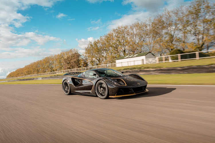 Xe sử dụng viên pin dung lượng 2.000 kW, cung cấp khả năng vận hành ở quãng đường lên đến hơn 400 km cho một lần sạc.