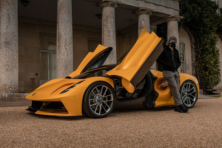 Chiếc siêu xe điện thứ hai mà Lotus mang đến Goodwood sở hữu màu sơn đen với một số các đường kẻ sọc và chi tiết được sơn màu vàng. Nếu là một người theo dõi đua xe và đã từng tìm hiểu về lịch sử của Lotus, bạn chắc chắn đã nhận ra đây chính là phối màu từng được hãng sử dụng rộng rãi trong những năm cuối thập niên 70 và thập niên 80 trên những chiếc xe đua của mình.